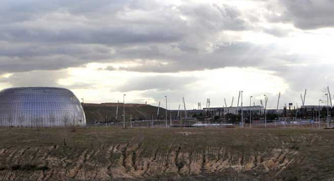 Terrenos de Valdebebas donde se iba a construir la Ciudad de la Justicia, donde solo está levantado el edificio de Medicina Legal. (JORGE PARÍS)