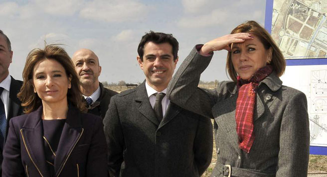 La presidenta de Castilla-La Mancha, María Dolores de Cospedal (d) junto al delegado de la Junta, Javier Cuenca y la consejera de Fomento, Marta García de la Calzada. (EFE)