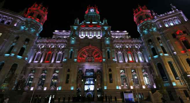 Iluminación navideña en rojo y verde, tonos típicos de estas fiestas, en el Palacio de Cibeles, en Madrid, un proyecto creado por la artista Paloma Peláez. (EFE)