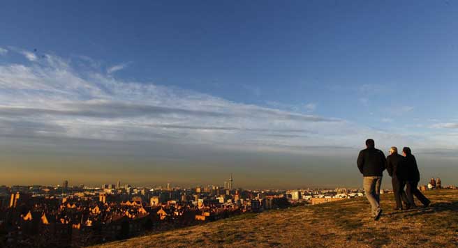 Imagen de la boina de contaminación sobre Madrid desde el Cerro del Tío Pío (Puente de Vallecas). (JORGE PARÍS)