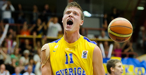 Jonas Jerebko, con Suecia